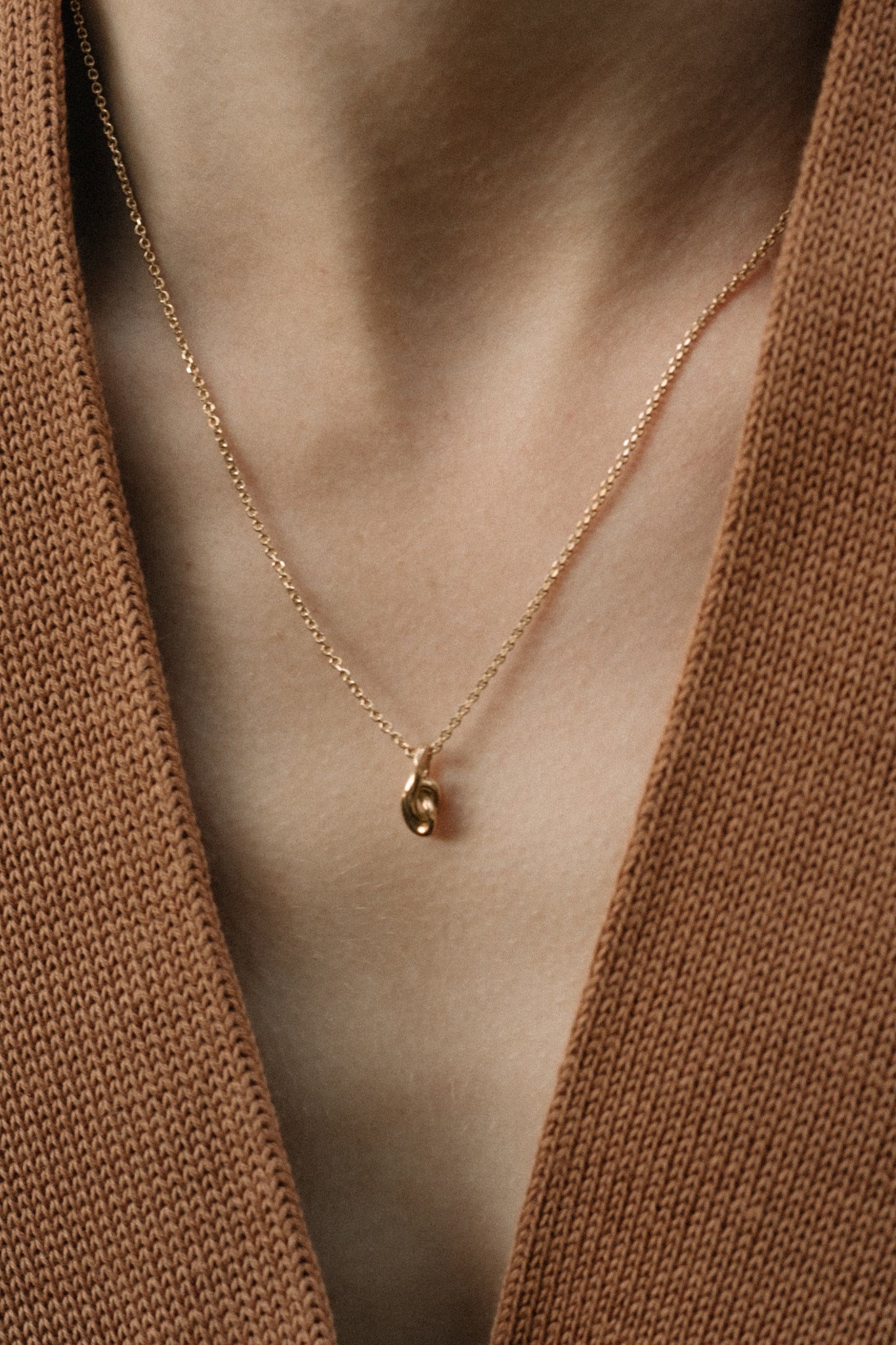 SINUOSA necklace in 18k recycled gold, handcrafted in Basel, Switzerland, featuring a delicate organic design.