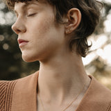 Model showcasing the handcrafted SINUOSA necklace in 18k recycled gold, highlighting its organic design.