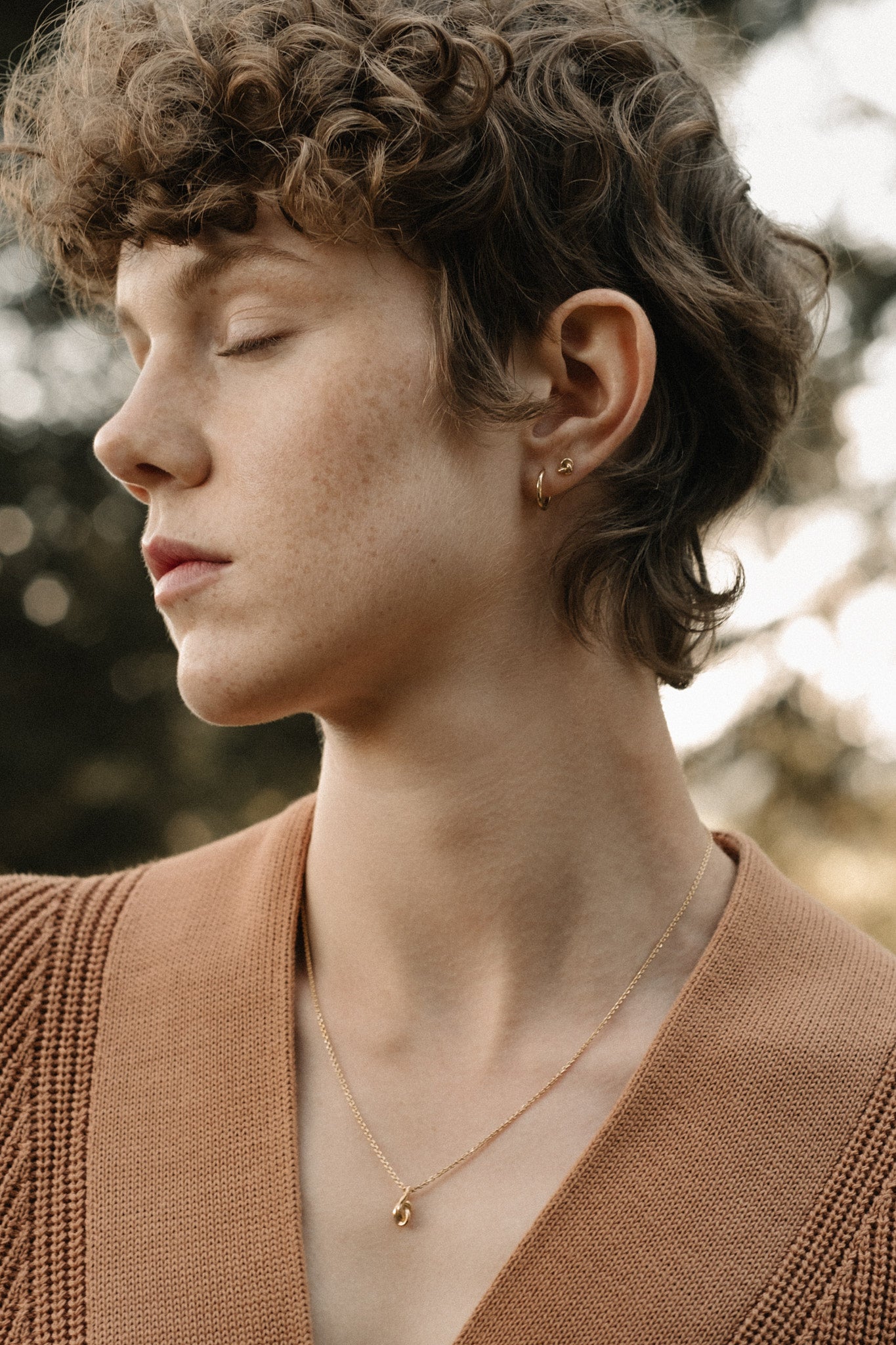 Model showcasing the handcrafted SINUOSA necklace in 18k recycled gold, highlighting its organic design.
