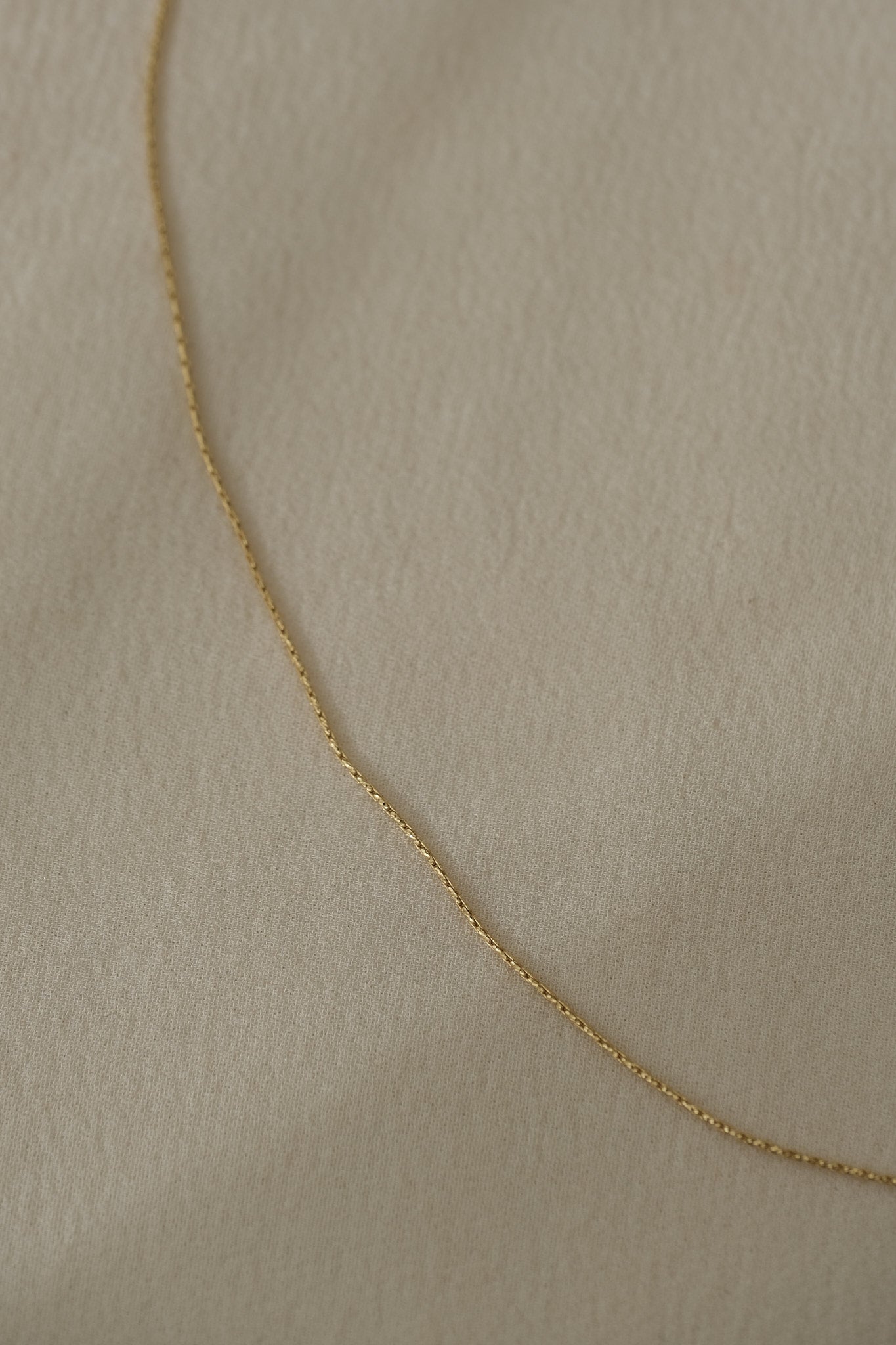 LUCID Chain made from 18k recycled gold, handcrafted in Basel, featuring an elongated faceted box design.