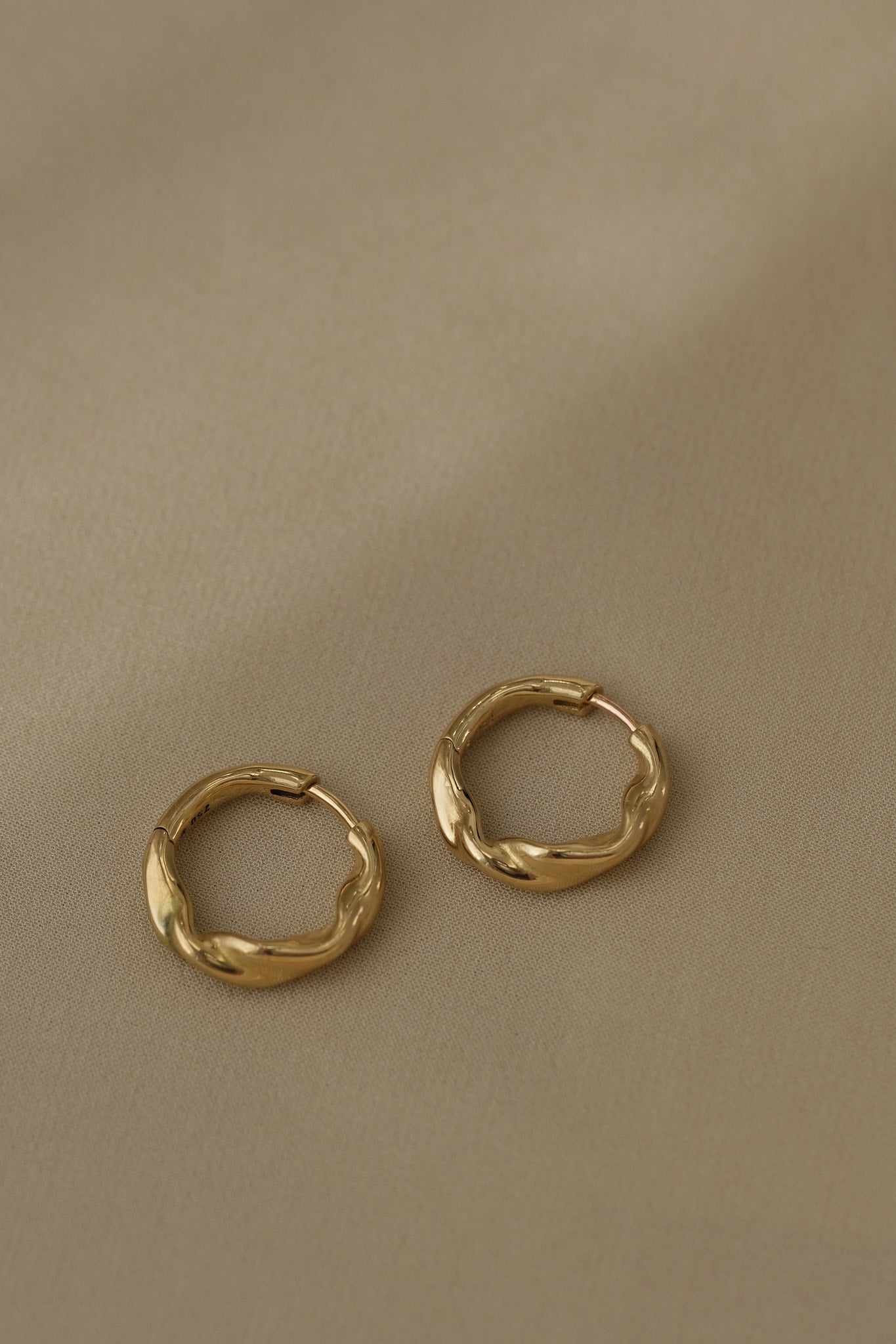 AGAPI hoops made from sustainable 18k recycled gold, local production in Basel, Switzerland.