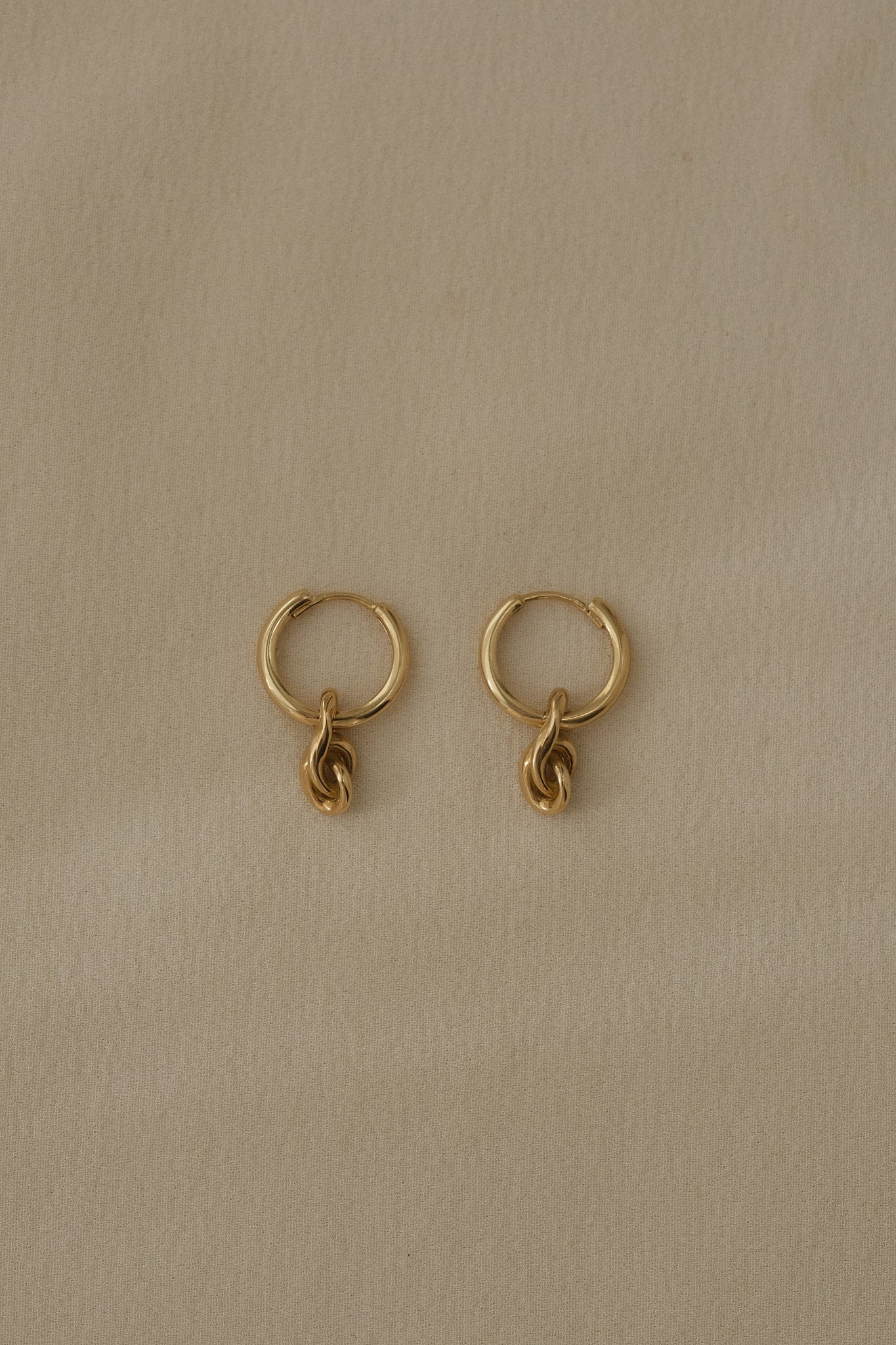 SINUOSA hoops in 18k recycled gold, handcrafted in Basel, highlighting organic design and natural shine.