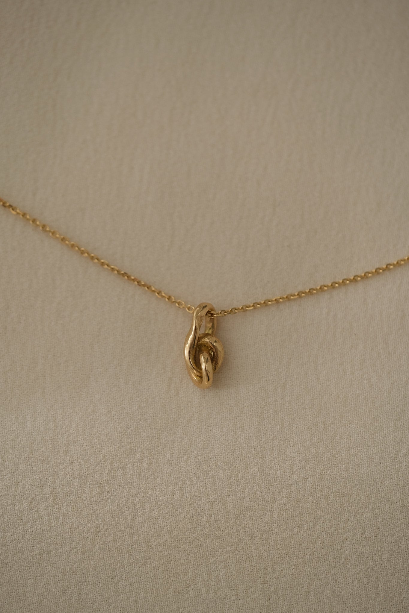 SINUOSA necklace in 18k recycled gold, handcrafted in Basel Switzerland, featuring a natural shiny surface.