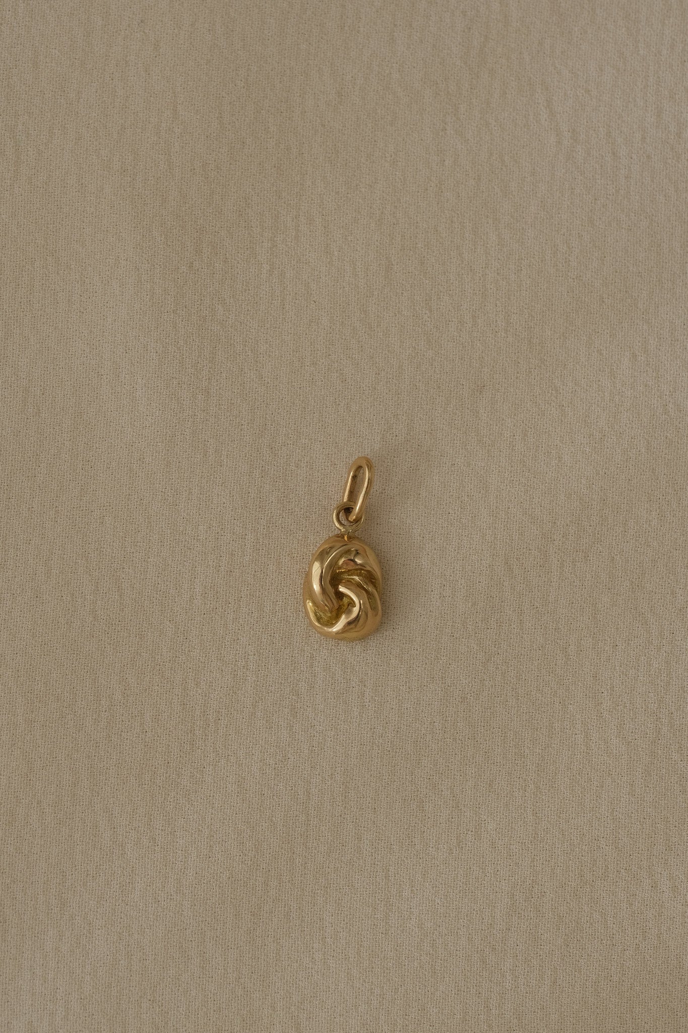 TWINE pendant in 18k recycled gold, handcrafted in Basel, Switzerland, featuring an organic design with a shiny surface.