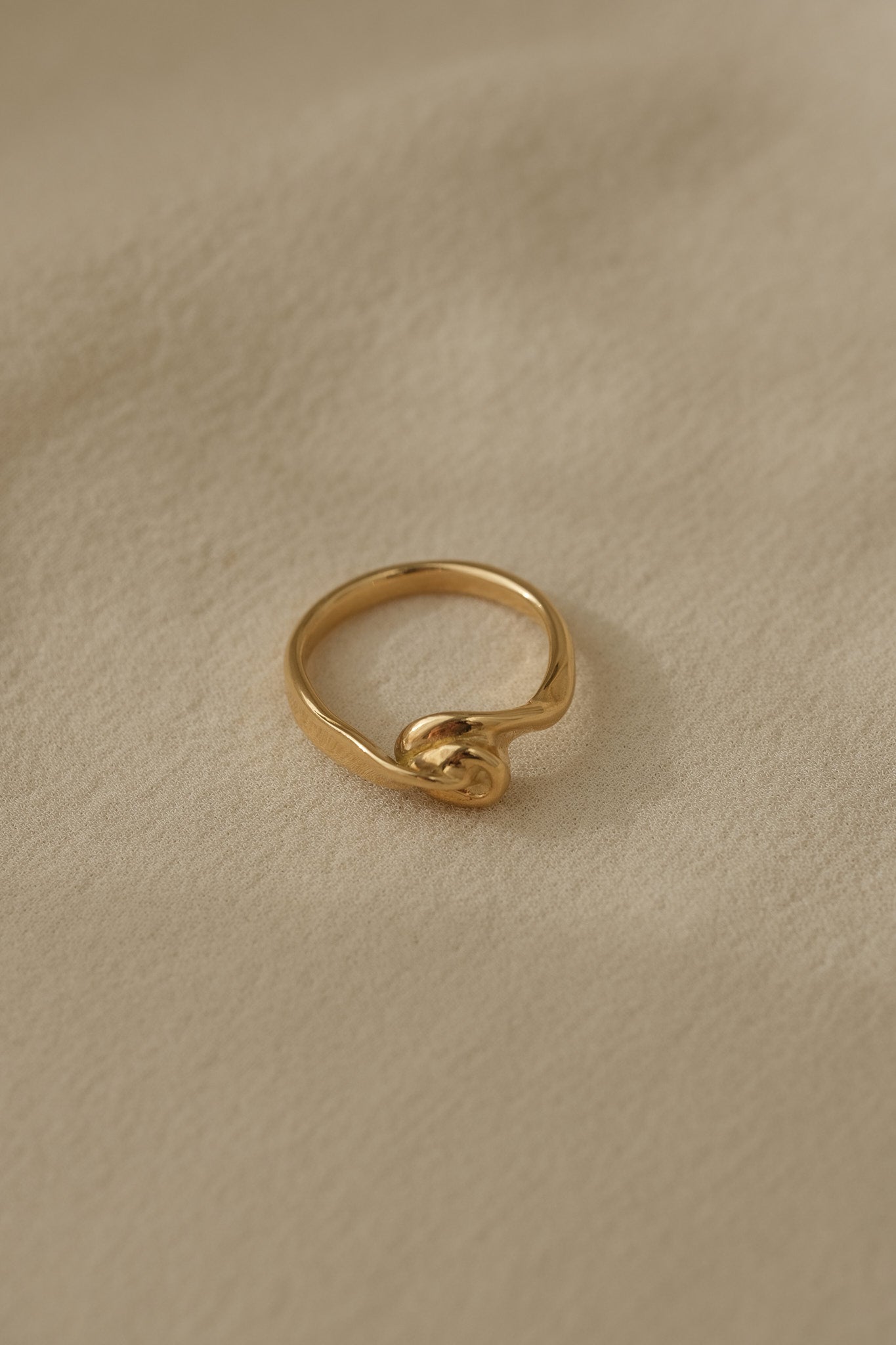 TWINE ring handcrafted in 18k recycled gold, featuring an organic design from Basel, Switzerland.