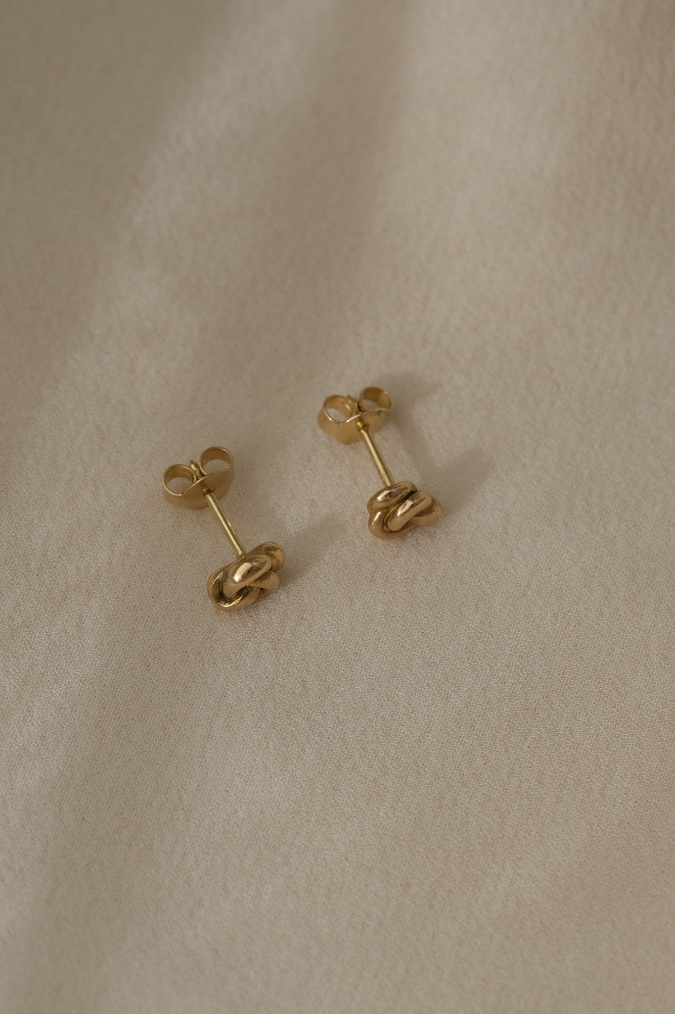 TOVE big studs in 18k recycled gold, handcrafted in Basel, Switzerland, showcasing an organic and shiny design.