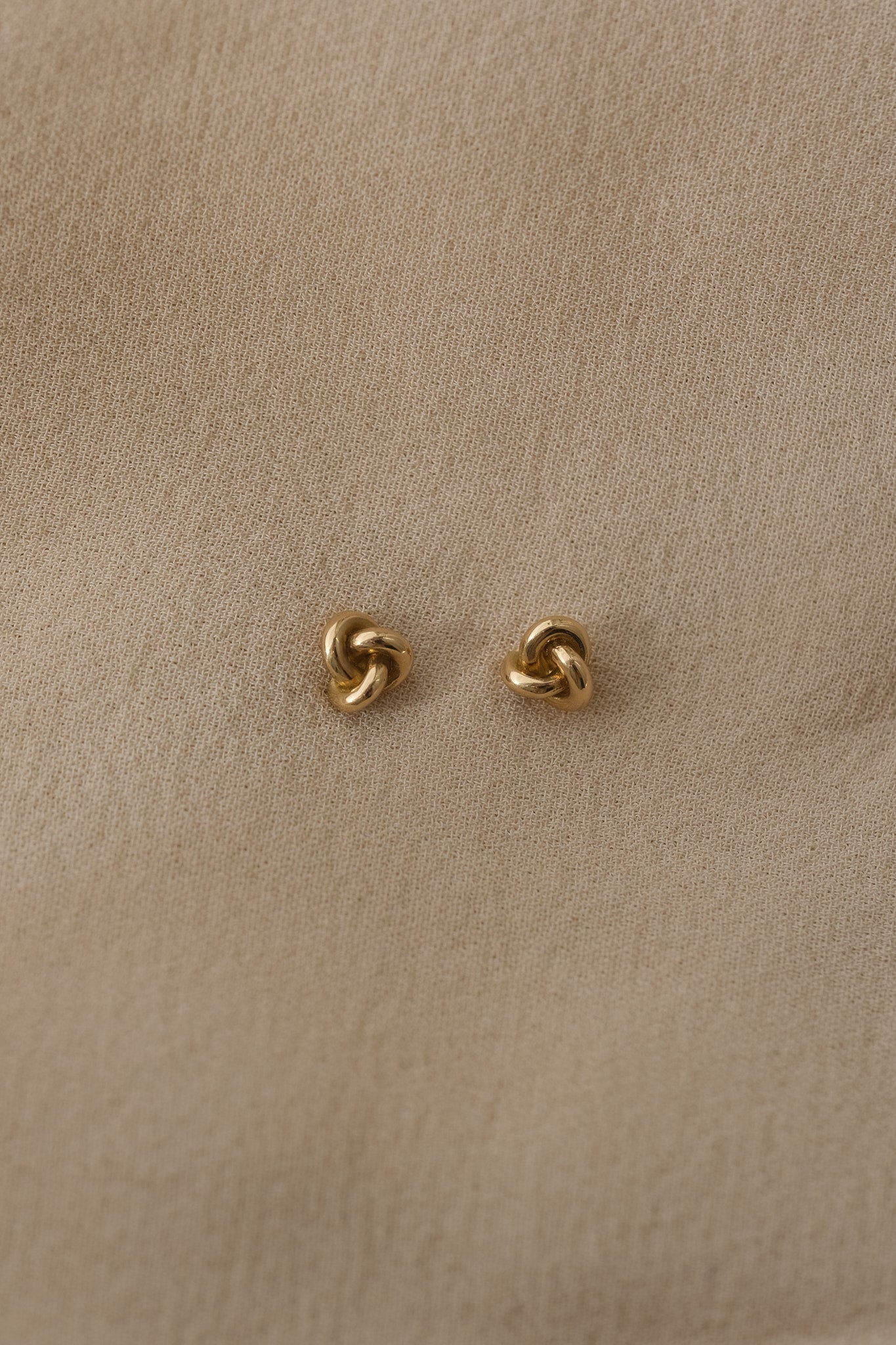 TOVE small studs in 18k recycled gold, handcrafted in Basel, Switzerland, featuring an organic design with a shiny surface.