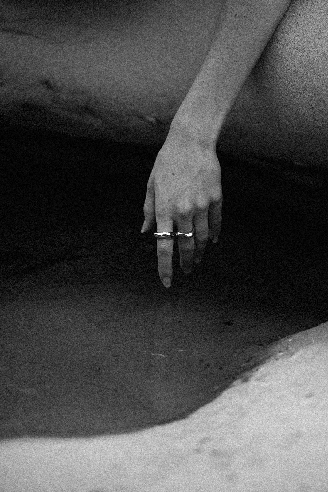 Hand adorned with DUNA ring, showcasing ethical jewelry made from recycled silver and gold.