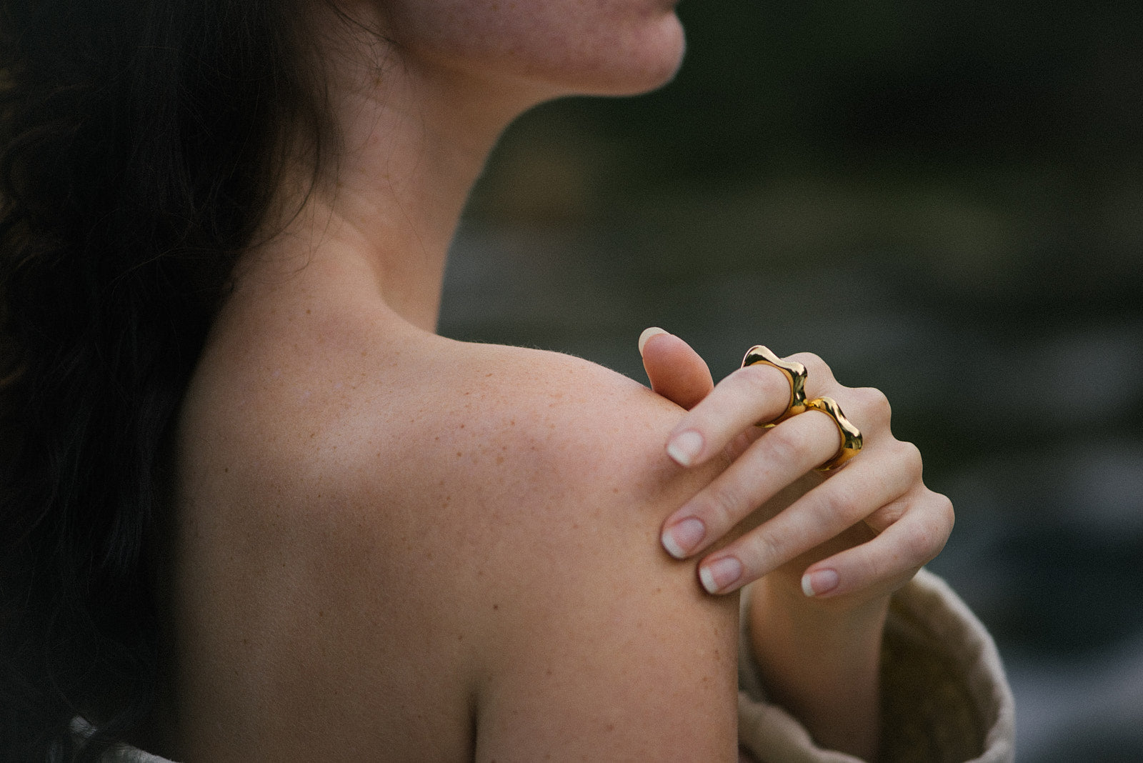 Woman showcasing DUNA ring made of recycled gold, embracing sustainable and ethical jewelry.