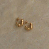 Handmade FLUID earrings in recycled gold, ethical jewelry crafted in Germany, featuring a natural shiny surface.
