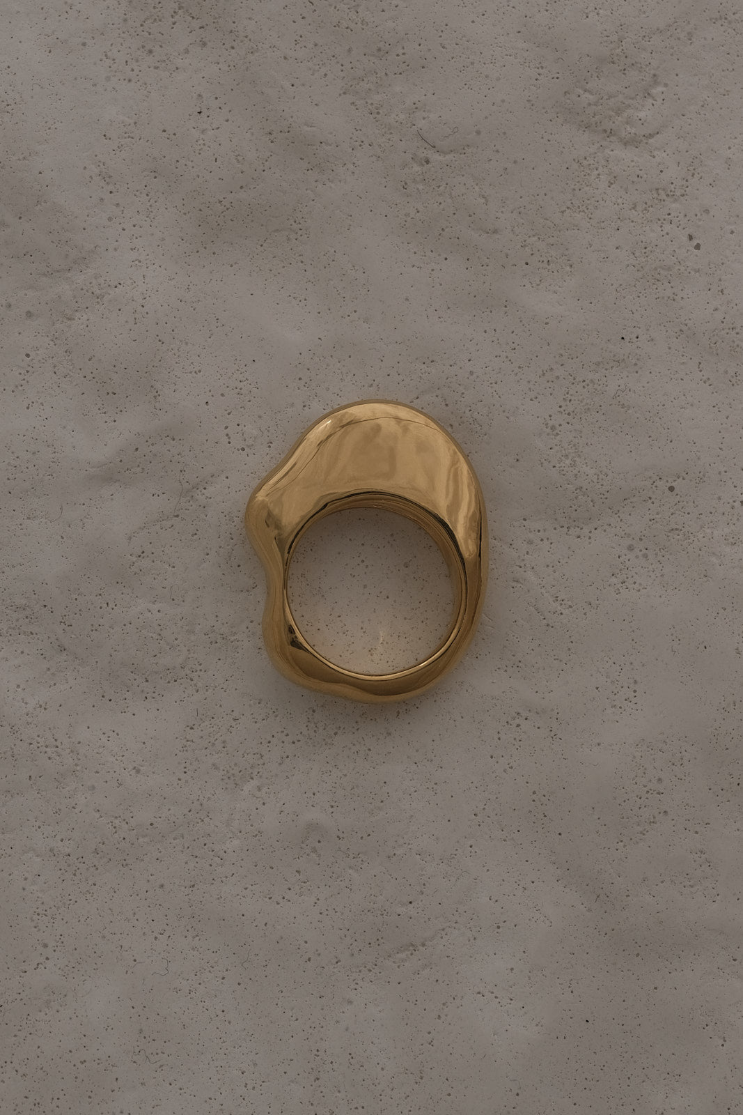 Stylish HALO ring made of 18k gold-plated recycled silver with a natural shiny surface.