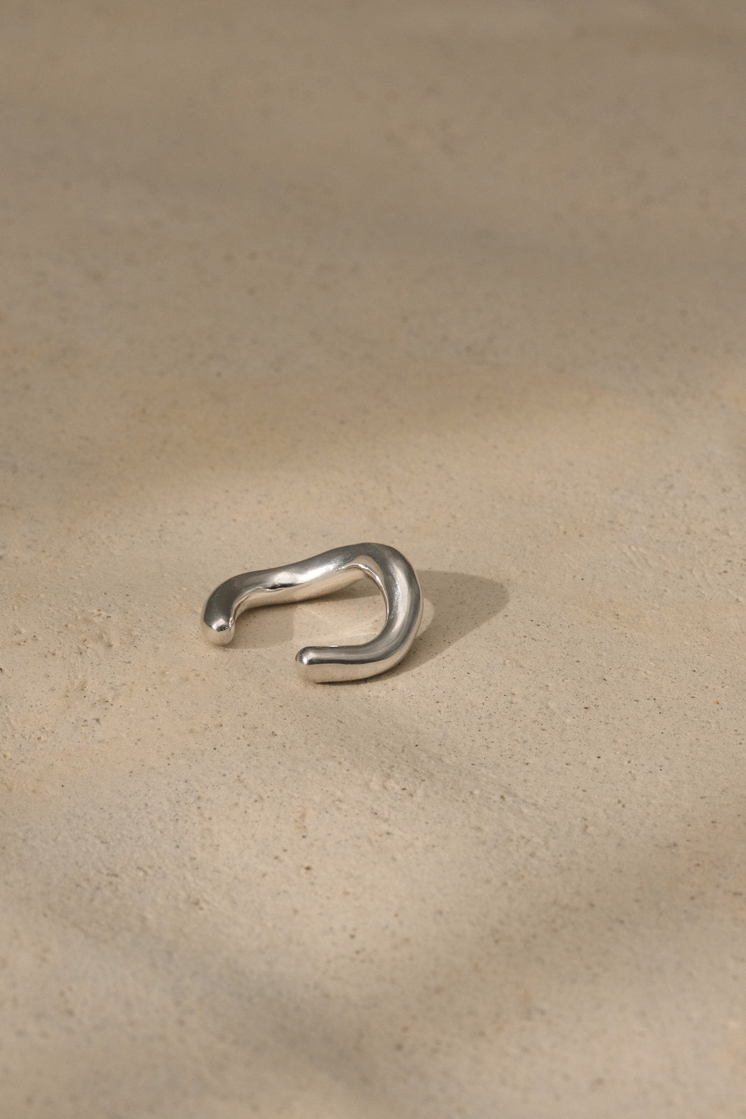 MISMO earcuff made of 925 recycled silver, showcasing ethical jewelry with a handmade, sustainable design.