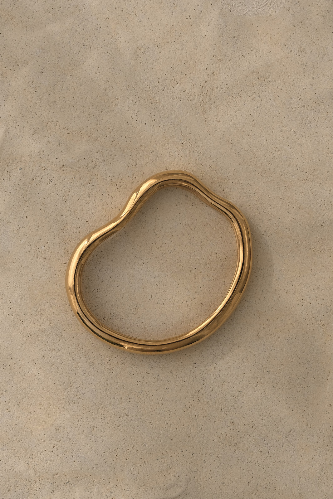 MUSA bangle in 18k gold-plated recycled silver, featuring a natural shiny surface, representing ethical handmade jewelry.
