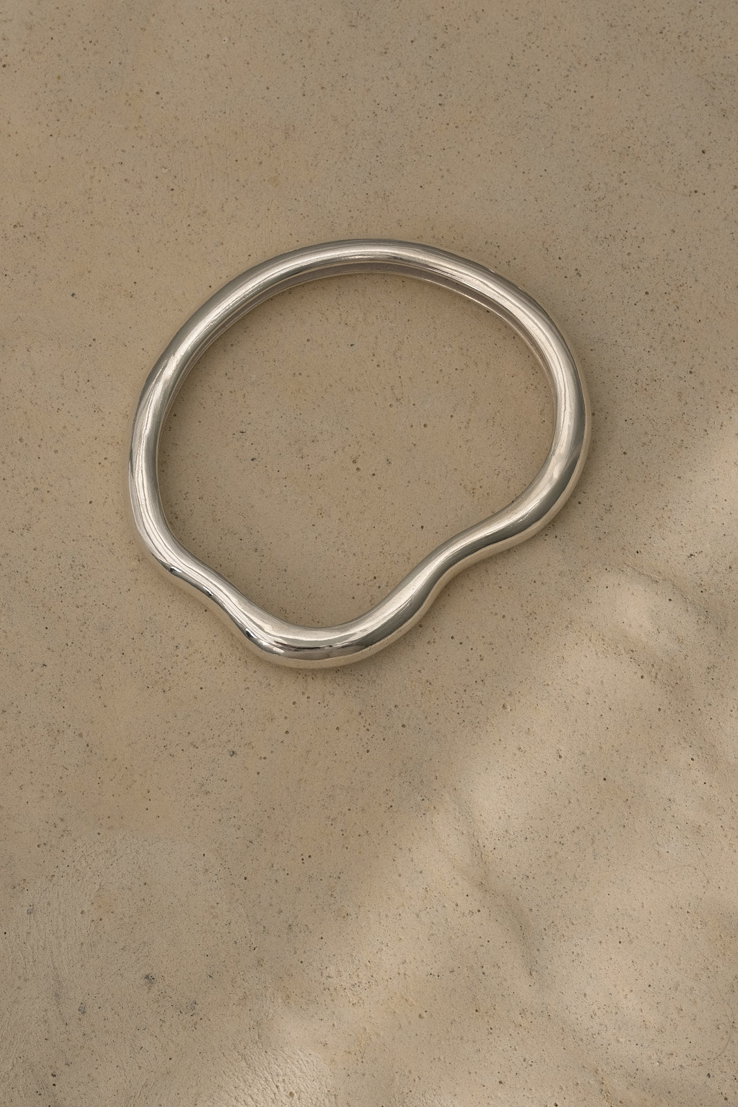 MUSA bangle made from sustainable 925 recycled silver, featuring a natural shiny surface and ethical design.