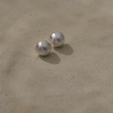 Handmade ONOA earrings in recycled silver with a semi-matte finish, embodying ethical and sustainable jewelry.