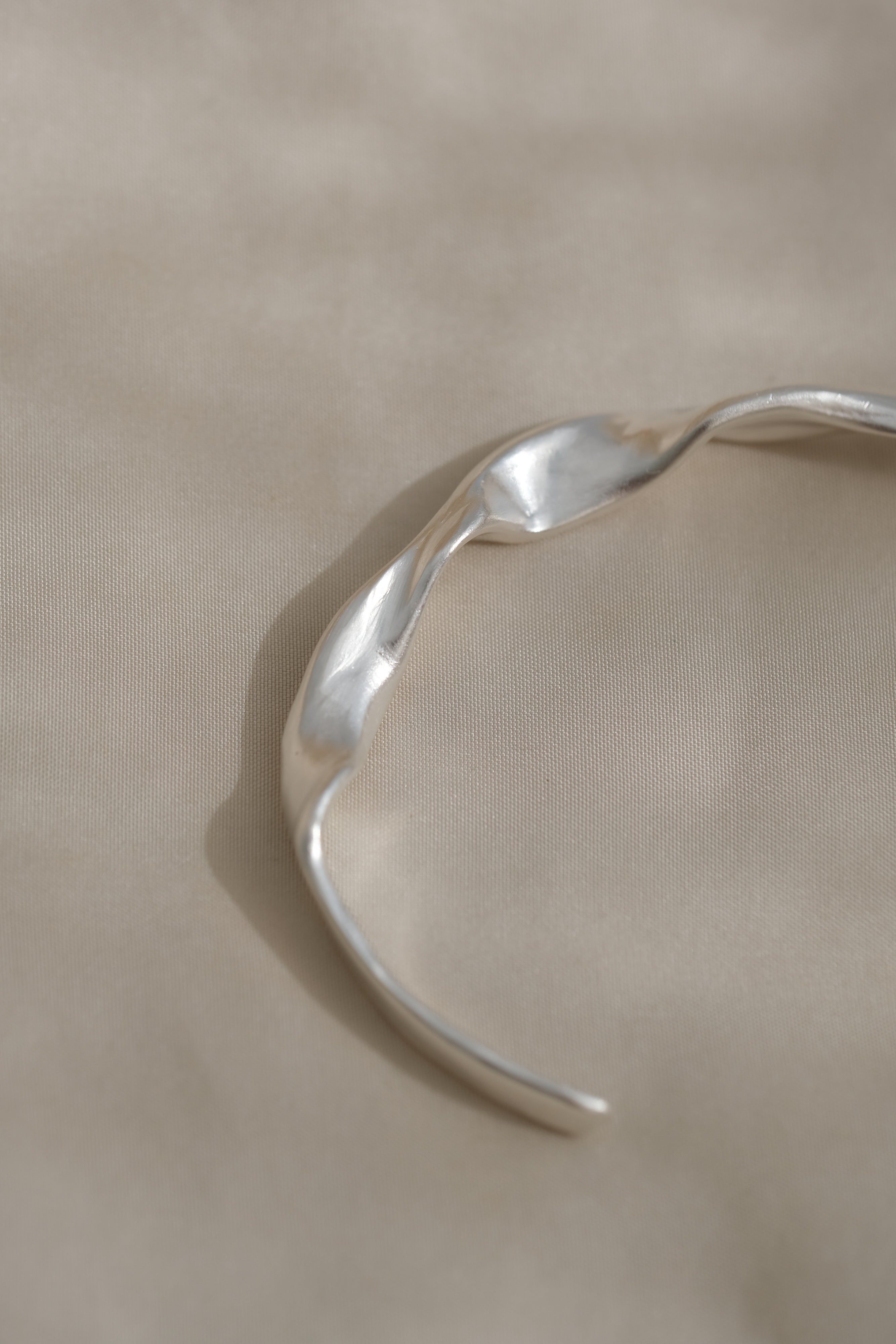 Handmade DROP 04 bracelet in 925 recycled silver, showcasing ethical and sustainable jewelry from Basel, Switzerland.
