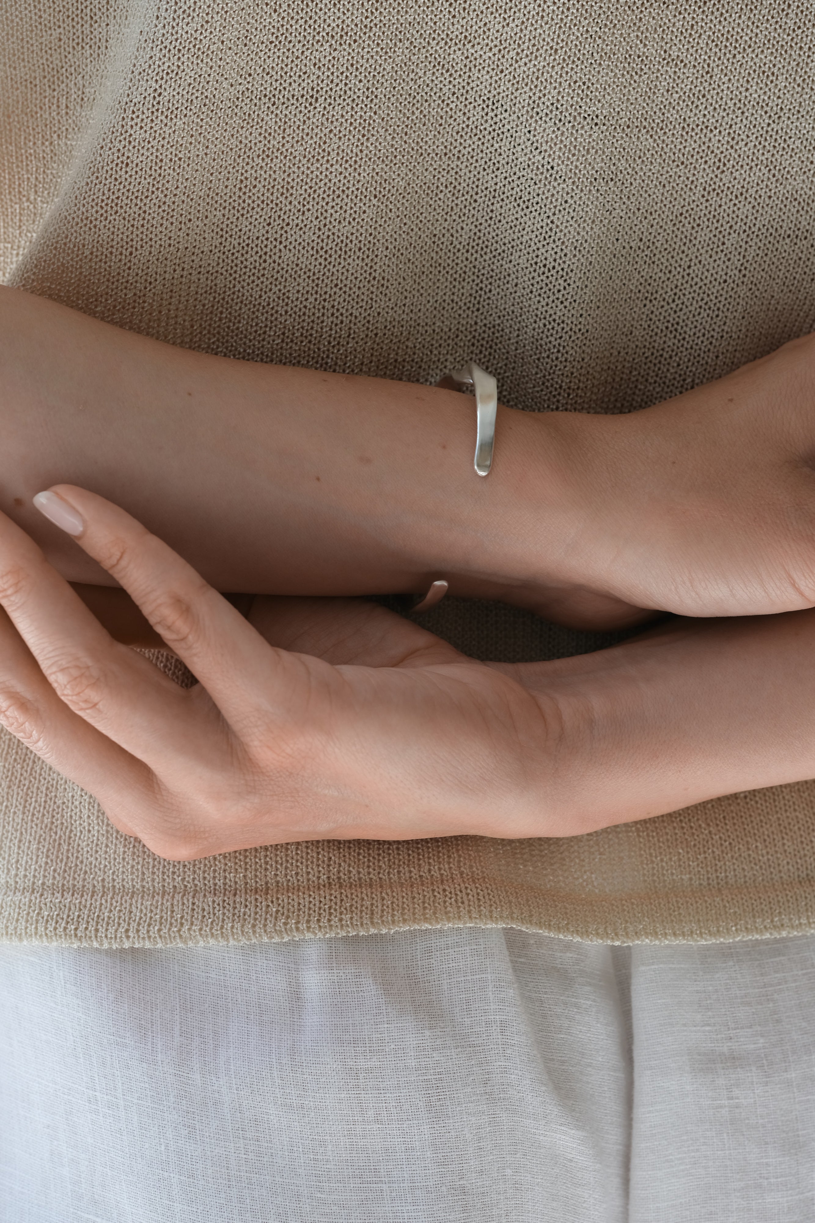 Sustainable handmade DROP 04 bracelet in 925 recycled silver, featuring a satin finish, styled on a model's wrist.