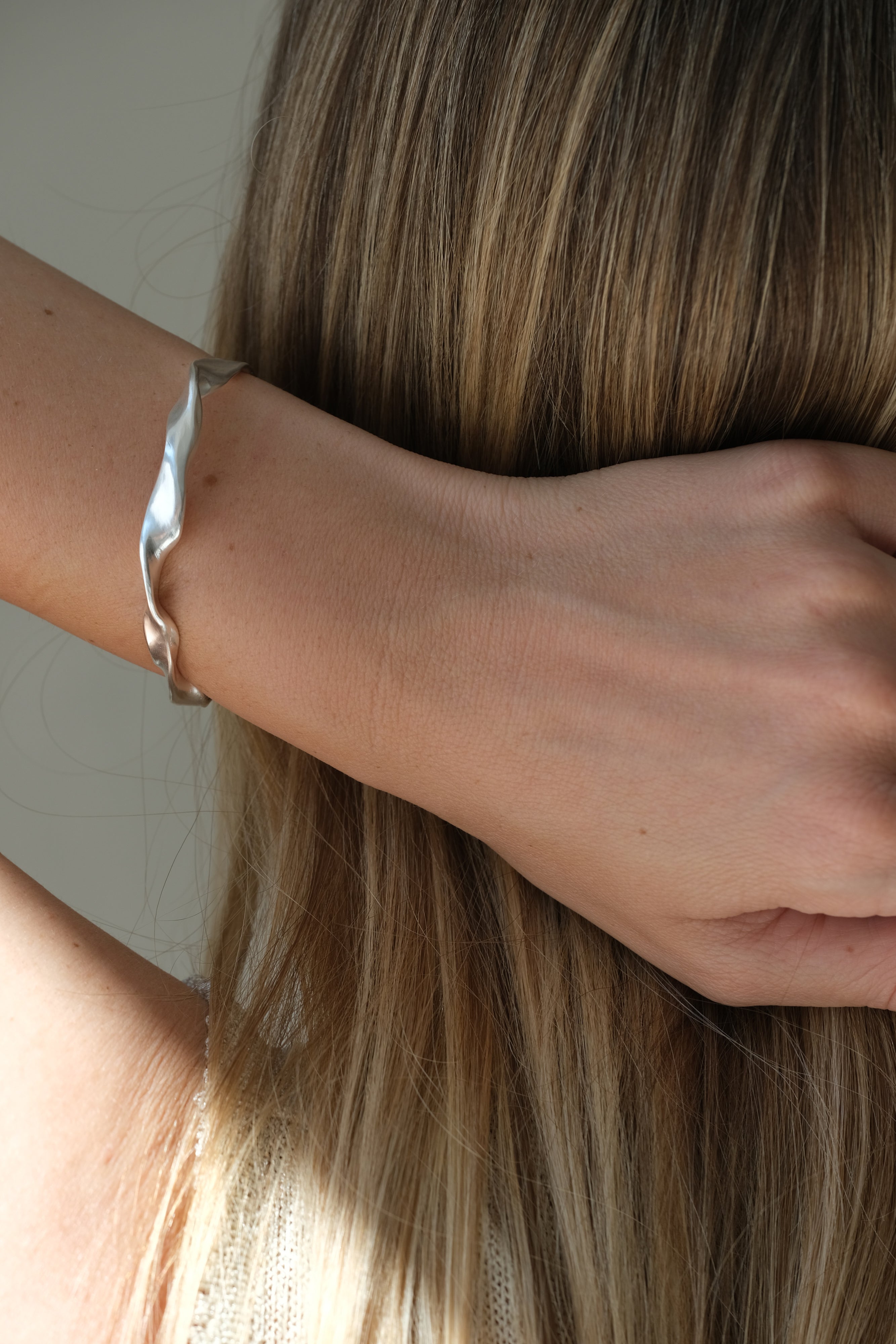 Handmade DROP 04 bracelet in 925 recycled silver, showcasing unique design and sustainable craftsmanship from Basel, Switzerland.