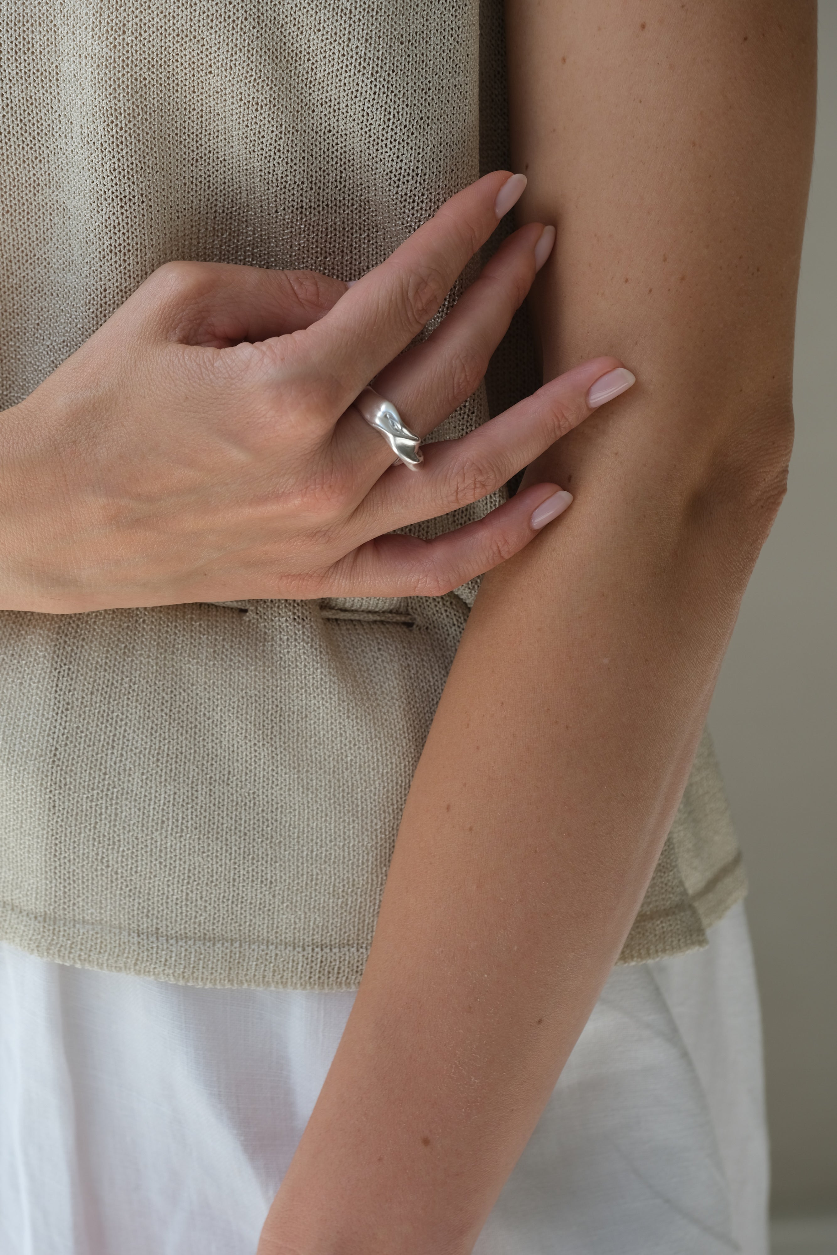 Handcrafted DROP 04 ring in 925 recycled silver worn by a woman, showcasing ethical and unique jewelry made in Basel.