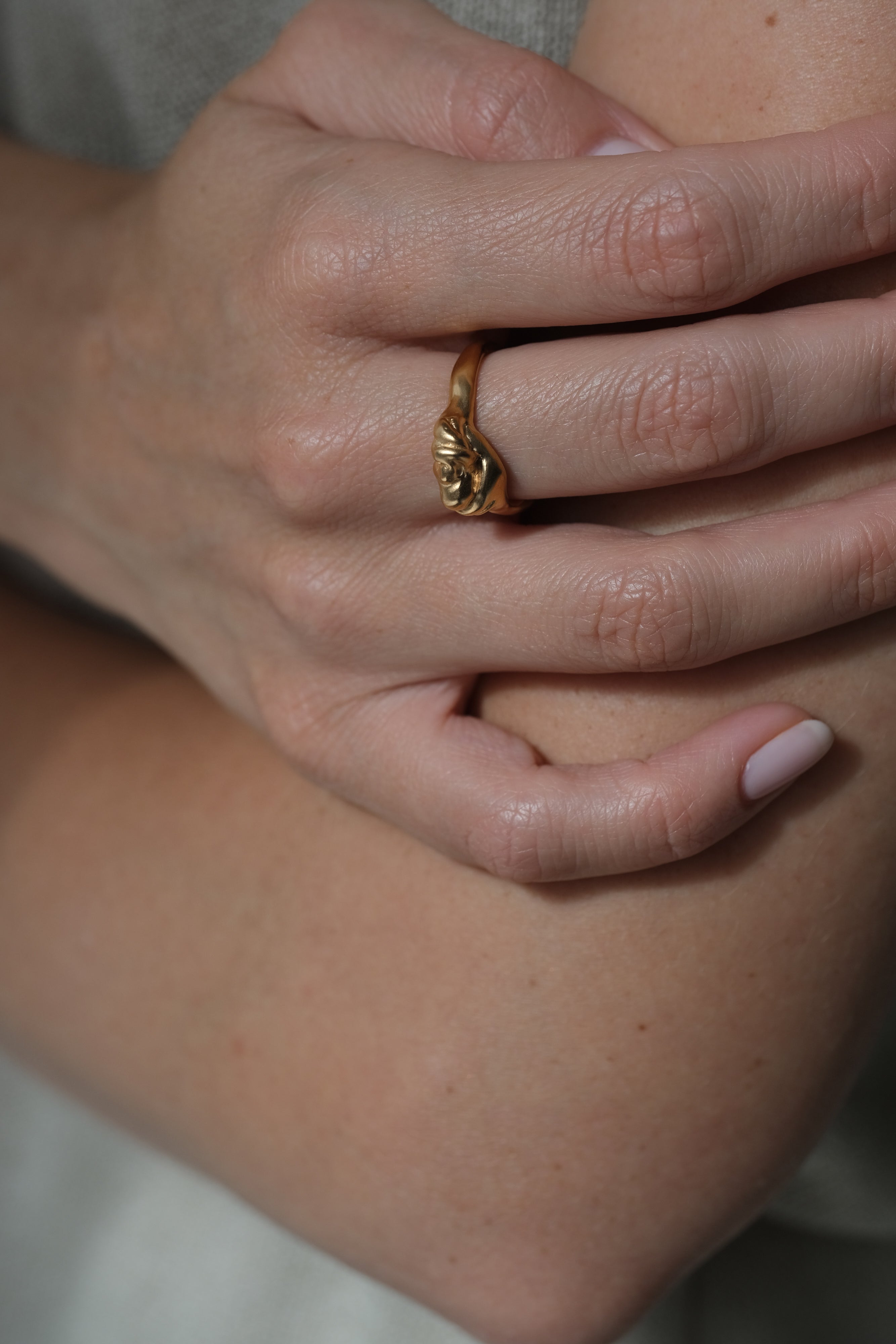 Hand model wearing DROP 04 ring, showcasing ethical and sustainable jewelry, handmade in Basel, Switzerland.