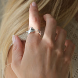 Handmade ring in 925 recycled silver, depicting ethical and sustainable jewelry, worn on a woman's hand.