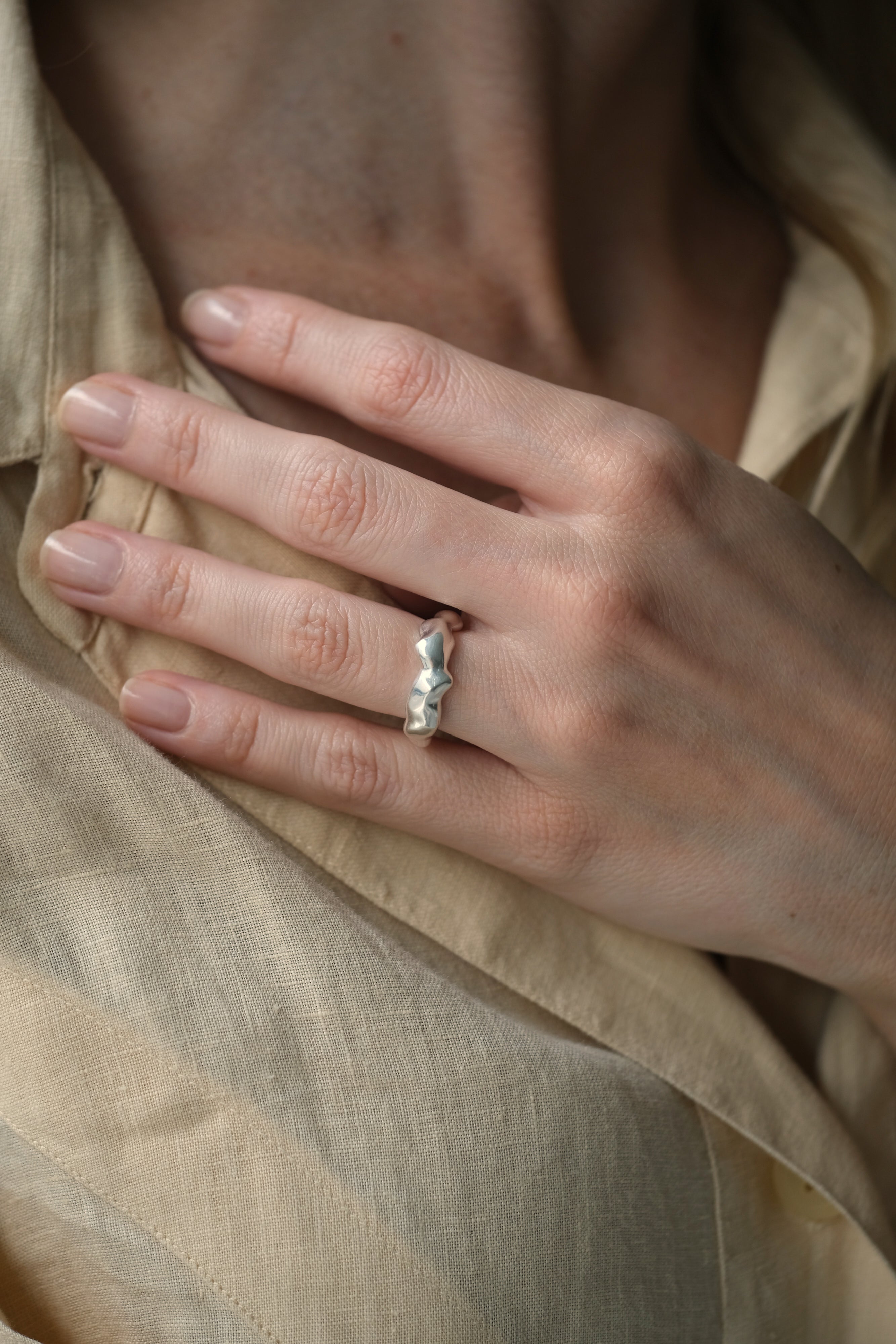 Hand wearing the DROP 03 ring in 925 recycled silver, showcasing unique, ethical jewelry from Basel, Switzerland.
