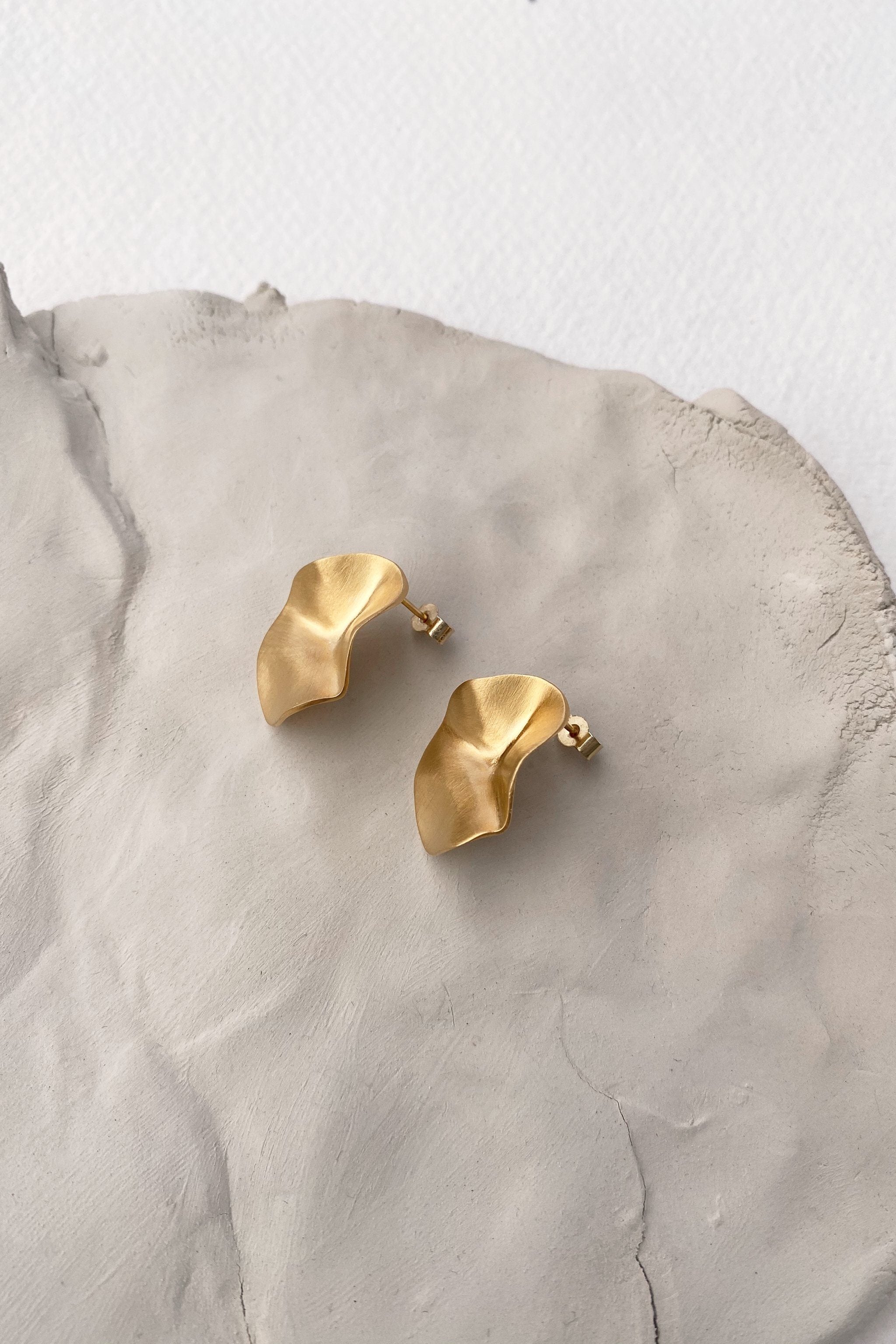 Handmade AROYO small earrings in recycled gold, ethical and sustainable jewelry with a semi-matte finish.