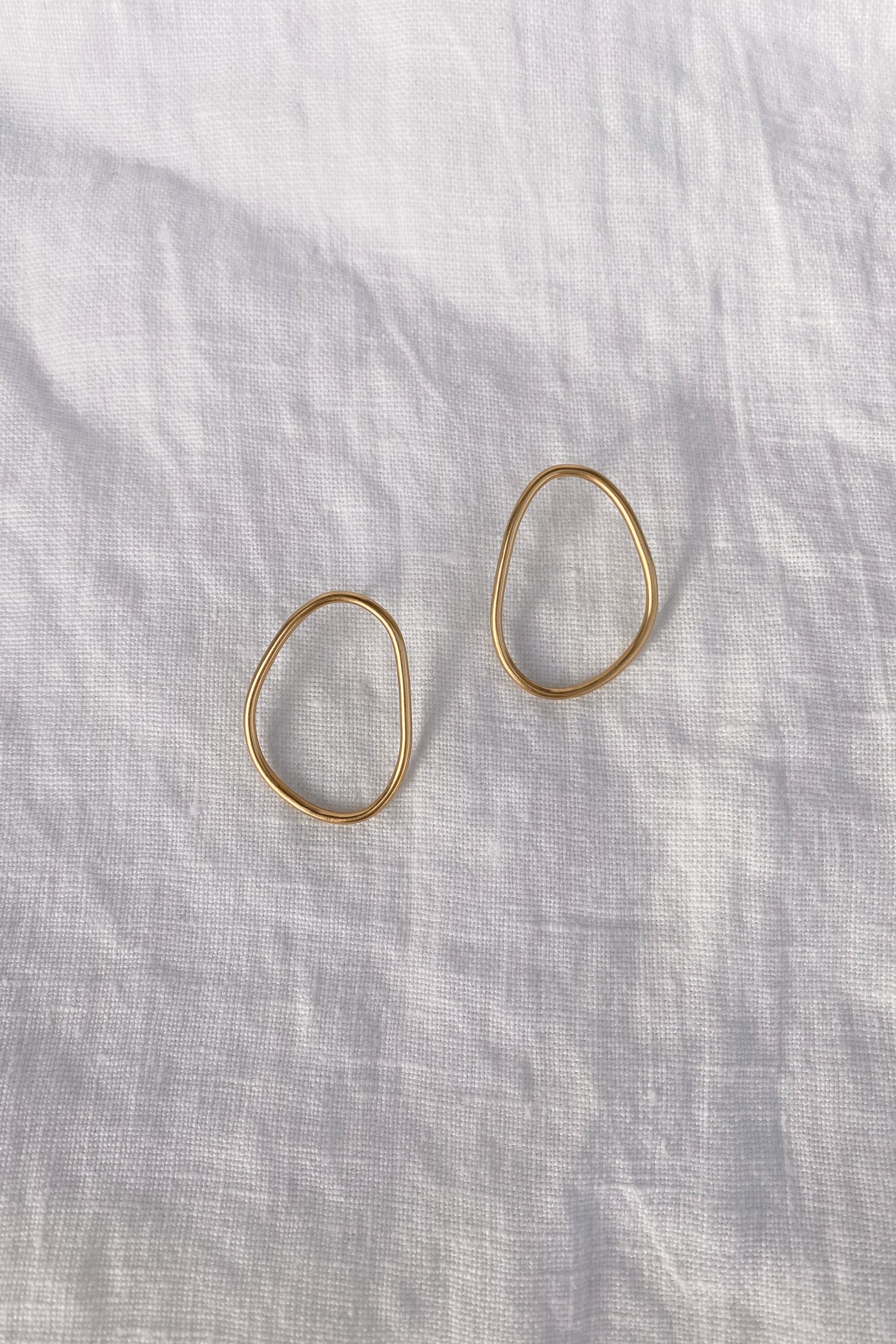 LOON big earrings in recycled silver with natural semi-shiny surface, showcasing ethical and sustainable handmade jewelry.
