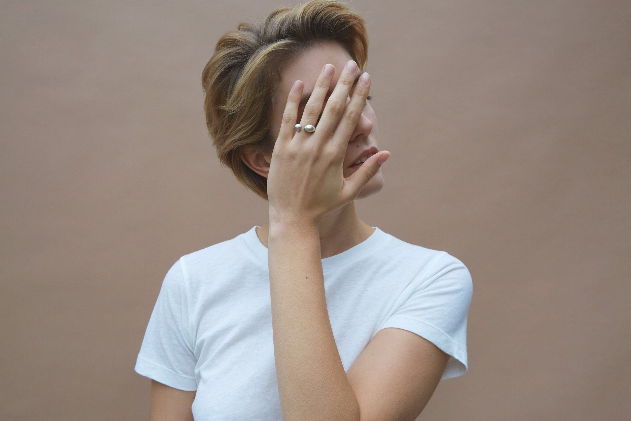 Model showcasing ONOA ring, a handmade ethical and sustainable jewelry piece in recycled gold and silver.