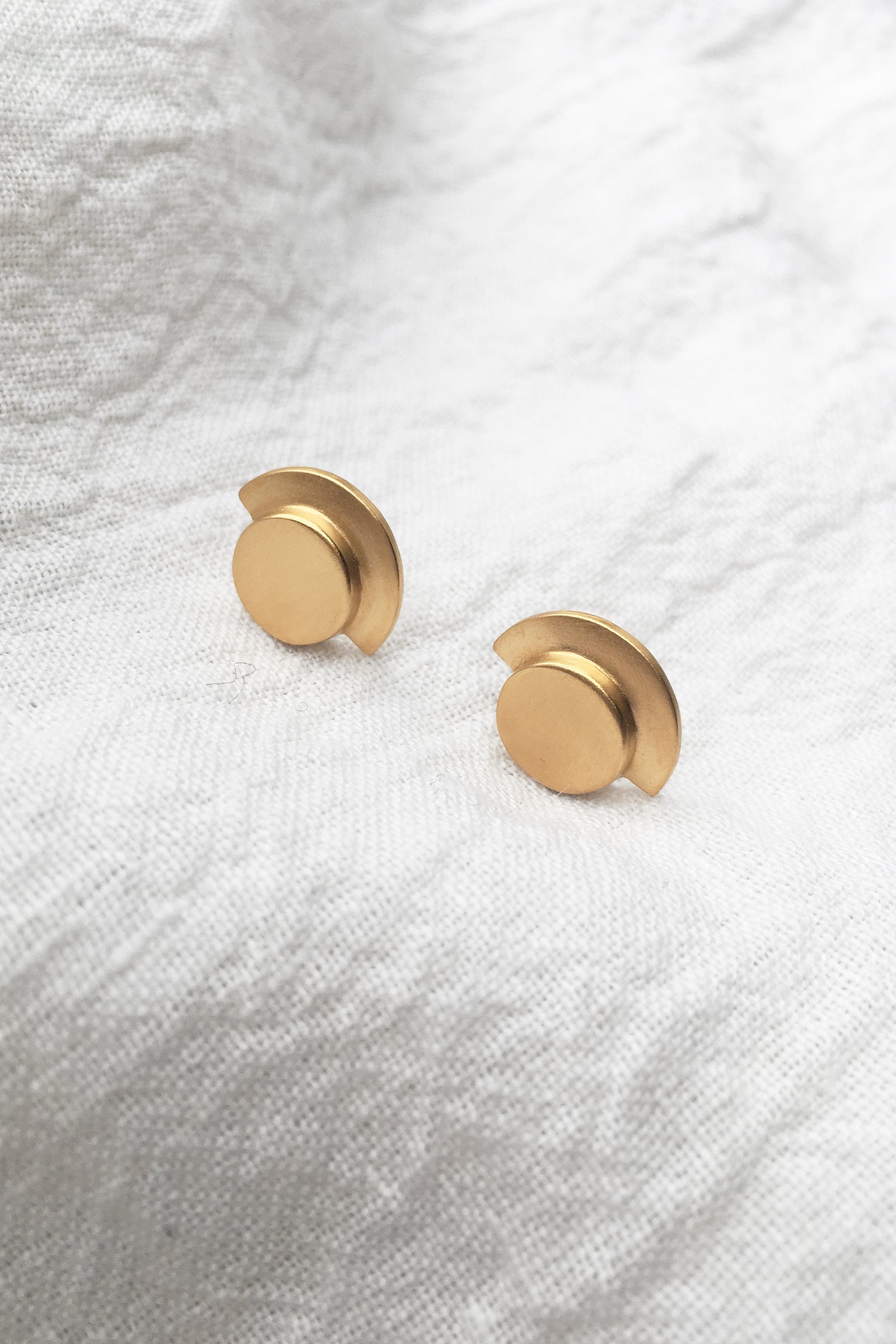 MOONLIGHT earrings - handmade ethical jewelry in 18k gold-plated recycled silver, 1.5 cm length, semi-matte finish.