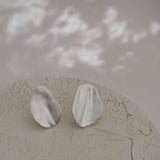 EIRA solo earrings in 18k recycled gold, handcrafted with organic shape, polished in Basel, Switzerland.