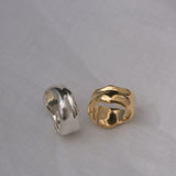 KAYU ring: ethical jewelry in recycled gold and silver, highlighting a handmade finish and sustainable materials.