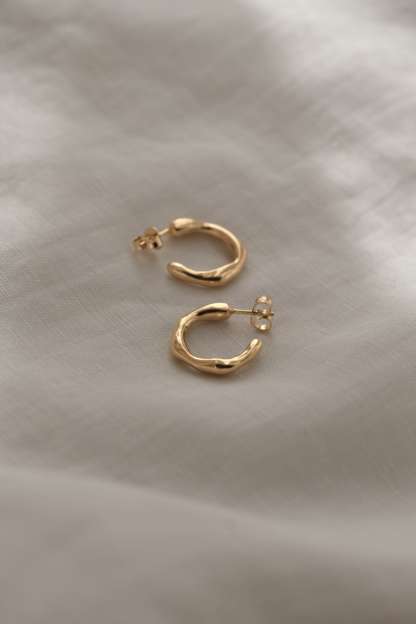 LUMI small earrings in 18k gold-plated recycled silver, handmade, ethical jewelry, 2 cm diameter, sustainable fashion.