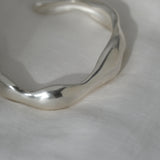 Handmade MOA cuff in recycled silver, featuring a natural shiny surface, perfect for ethical jewelry lovers.