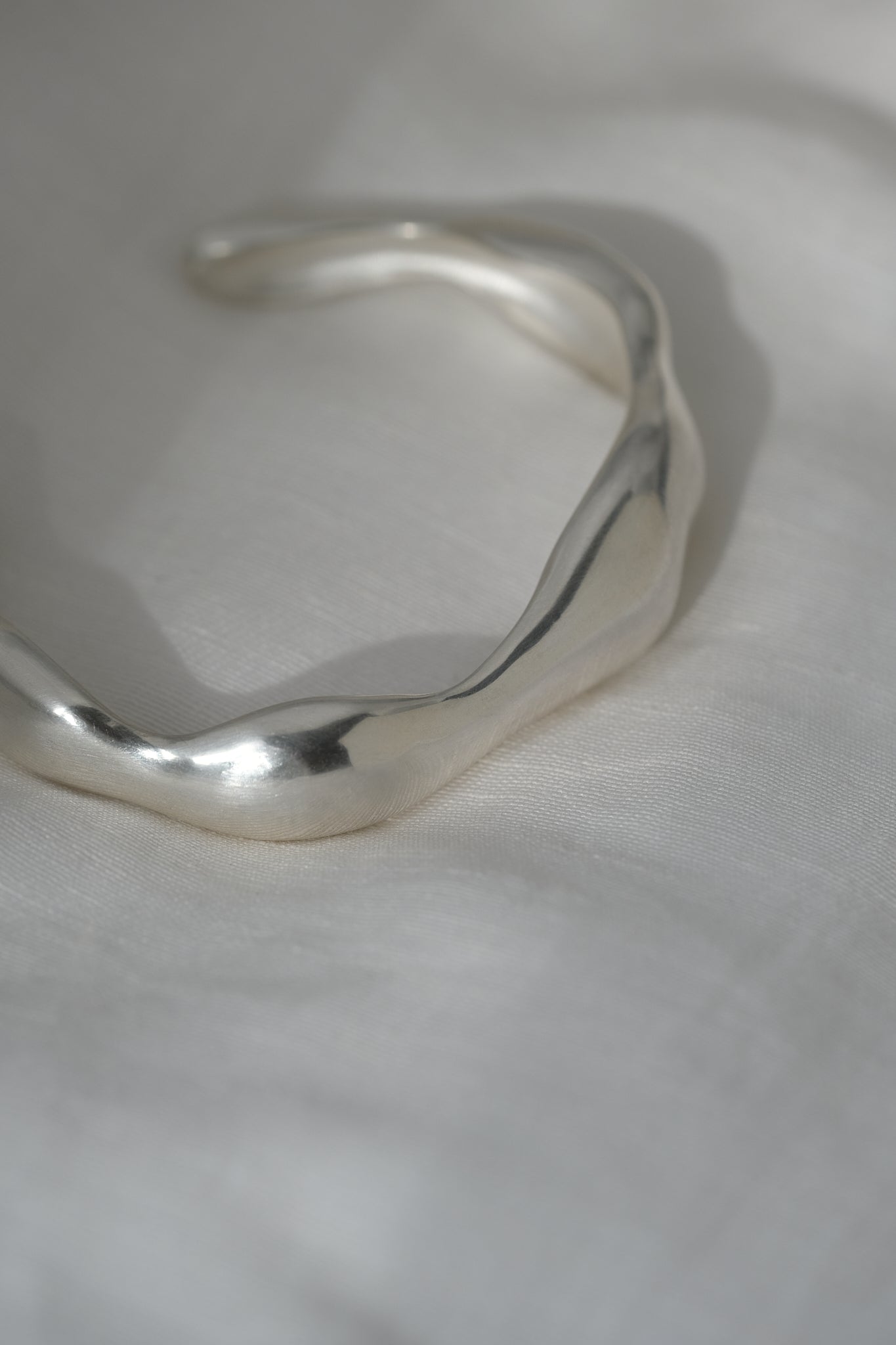 Handmade MOA cuff in recycled silver, featuring a natural shiny surface, perfect for ethical jewelry lovers.